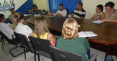 o prefeito de Macieira, Emerson Zanella, recebeu comerciantes, diretoras escolares, vereadores, secretárias e o comandante da Polícia Militar de Macieira, Revaí Luiz de Oliveira