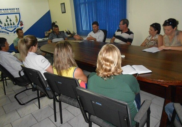 o prefeito de Macieira, Emerson Zanella, recebeu comerciantes, diretoras escolares, vereadores, secretárias e o comandante da Polícia Militar de Macieira, Revaí Luiz de Oliveira